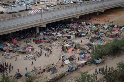 Imagen aérea del campamento de migrantes bajo el puente internacional de Del Río (Texas), este martes.