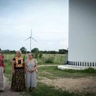 A partir de que la Señora Guadalupe se integró a la defensa de la tierra y el territorio de su comunidad, otras mujeres se han unido al Comité de Resistencia y se han involucrado en actividades informativas para prevenir la instalación de otros parques. En la imagen Rosario, Rosalba y Guadalupe posan junto a un aerogenerador.