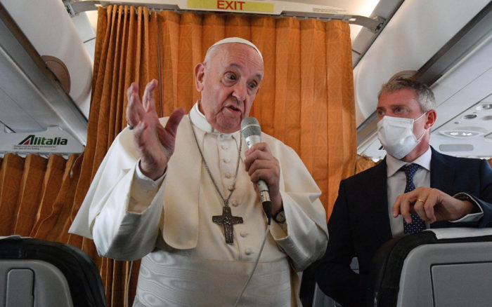 Papa critica la decisión política de obispos de negar comunión a Biden por estar a favor del aborto