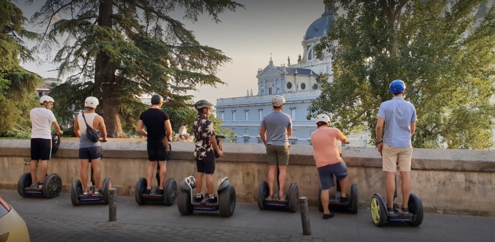 Rutas de Euro Segway frente al Palacio Real de Madrid.