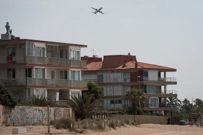 Un avión despega del aeropuerto de El Prat, a pocos kilómetros de la urbanización Gavà Mar.