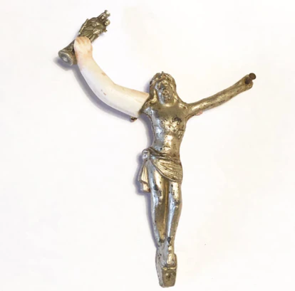 Crucifijo con una pequeña virgen María en la mano.