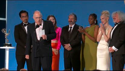 El equipo de 'Gambito de dama' tras recibir el premio a la mejor miniserie o película para televisión el pasado domingo en los Emmy.