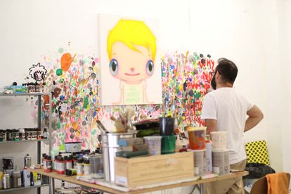 Javier Calleja, en su estudio malagueño, frente a una de sus obras.