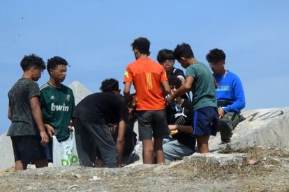 Varios menores extranjeros no acompañados en Ceuta.