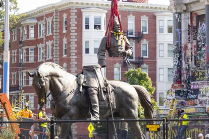 Trabajadores transportan el torso de la estatua de Robert Lee tras bajarla de su pedestal, este miércoles en Richmond (Virginia).