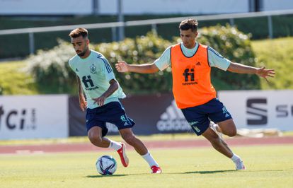 Los jugadores Rodri Hernández (d) y Brais Méndez (i) durante el entrenamiento celebrado, este martes, en la Ciudad del Fútbol en Las Rozas. 