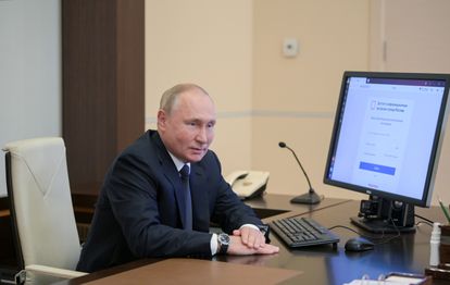 Putin, frente al ordenador en el que votó online el pasado viernes, según anunció el Kremlin.