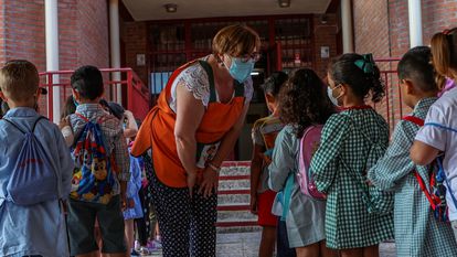 Alumnos del colegio Aquisgrán en Toledo, de vuelta al colegio con mascarilla.