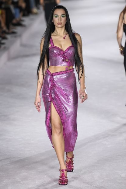 Dua Lipa desfile en el desfile de presentación de las propuestas de primavera/verano 2022 de Versace en la semana de la moda de Milán, en septiembre de 2021.