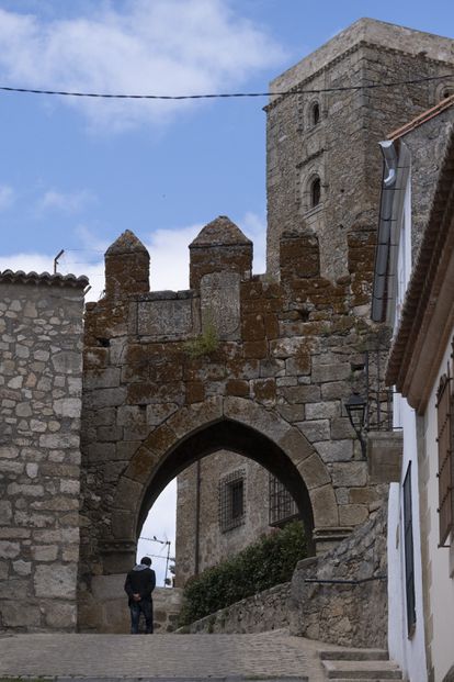 Un vecino pasea por el caso histórico de Trujillo (Cáceres). 
