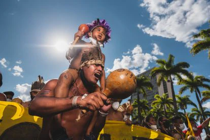 Un indígena con un niño a hombros durante la marcha hacia el Supremo el miércoles 1 de septiembre.
