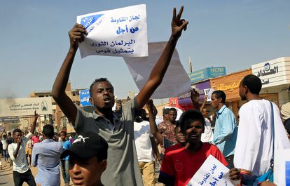 Manifestantes sudaneses en una protesta contra el Gobierno en Jartum, Sudán, el 21 de octubre de 2020.
