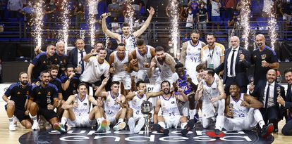 La plantilla del Madrid celebra la conquista de la Supercopa. acbphoto