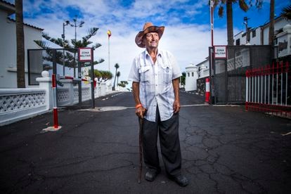 Juan Díaz, conocido como 'Ovidio', de 86 años, fue evacuado del núcleo de La Bombilla, en La Palma, este lunes.