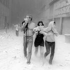 Sobre las 10:45 am los trabajadores corrían por las calles de Nueva York, cubriéndose las caras a causa del polvo que cubrió la ciudad. En la imagen John Street.