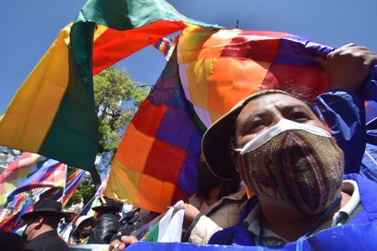 Militantes del partido de Gobierno, Movimiento al Socialismo (MAS), se manifiestan por el "desagravio" a la bandera indígena 'wiphala', este lunes en La Paz.