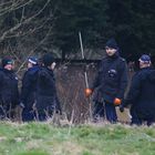 10 March 2021, United Kingdom, Ashford: Police officers search a property near Great Chart Golf and Leisure Park. A serving Metropolitan Police officer has been arrested in connection with the disappearance of Sarah Everard who has been missing for a week. The 33-year-old disappeared on Wednesday 03 March after leaving a friend's house in Clapham, south London. Photo: Gareth Fuller/PA Wire/dpa
10/03/2021 ONLY FOR USE IN SPAIN