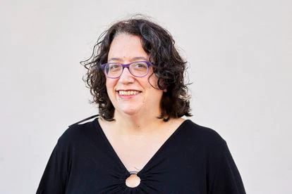 Silvia García acompaña a madres diagnosticadas con problemas mentales y asesora a profesionales para enseñarles lo que ha aprendido en sus años de tratamiento. “Dedicarme a esto es una cuestión de justicia social. Luchar contra el estigma y ayudar a personas en situaciones similares es una manera de que todo el dolor que he pasado tenga un sentido y se cure”, afirma.