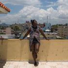 Agatha Brooks, de 32 años, disfruta del sol en la azotea de su casa en Santo Domingo, República Dominicana. Agatha es una mujer negra transexual seropositiva, y carece de documentación.