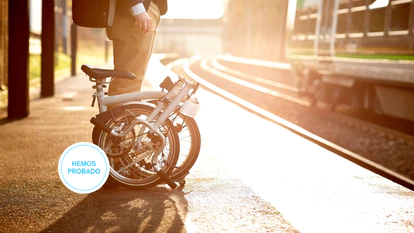 Las bicicletas plegables resultan muy cómodas para moverse por la ciudad. GETTY IMAGES.