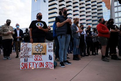Trabajadores de la industria del cine estadounidense exhiben pancartas de protesta por los fallos de seguridad en los rodaje en la vigilia por Halyna Hutchins.
