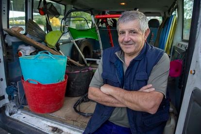 Patxi Elola, concejal del Partido Socialista de Euskadi (PSE) y jardinero de Zarautz, el martes en la localidad guipuzcoana.
foto Javier Hernandez