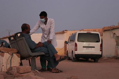 Un enfermero atendiendo a un refugiado saharaui.