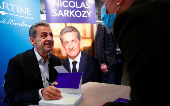 Sarkozy resta importancia a su nueva condena, en un acto de firma de libros