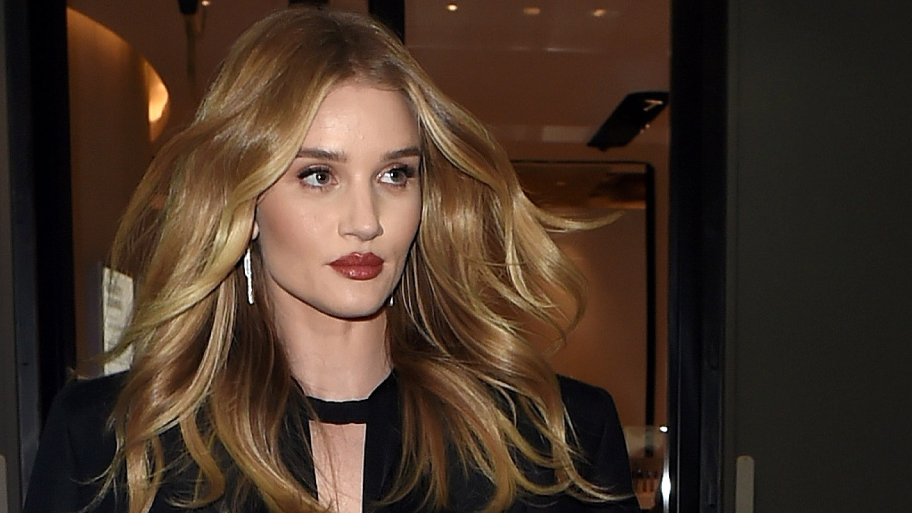 Rosie Huntington se lanza al mundo de la belleza con una línea cosmética