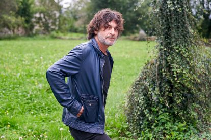 Quique González, en un prado del pueblo. 