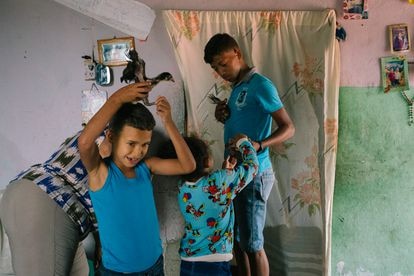 Una familia juega en el barrio de El Valle de Caracas.