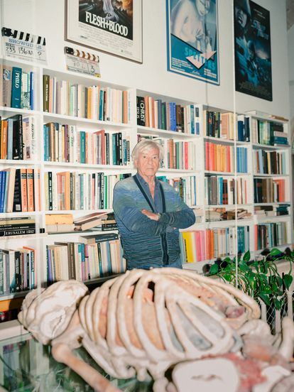 Por fuera, la casa del director podría pertenecer a una familia tradicional estadounidense: los carteles de sus películas, no.