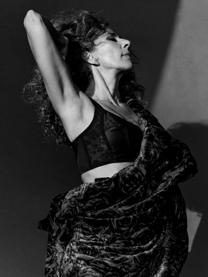 Rosario lleva corsé de encaje y satén y leggings de Dolce & Gabbana, y abrigo de terciopelo con estampado de rosas de Dries Van Noten.