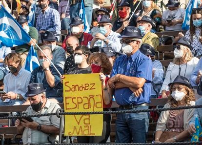 Simpatizantes del PP en la Plaza de Toros de Valencia, este domingo. 