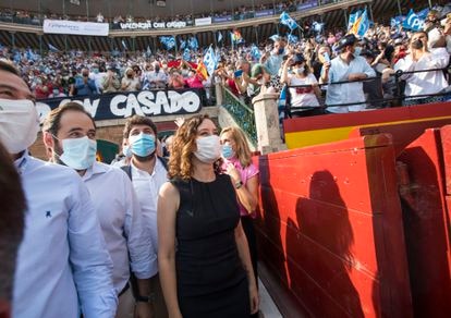 Isabel Díaz Ayuso, a su llegada a la plaza de toros de Valencia. 
