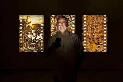 Joan Fontcuberta junto a dos de sus obras de la serie 'Trauma' que pueden verse en Can Framis.

