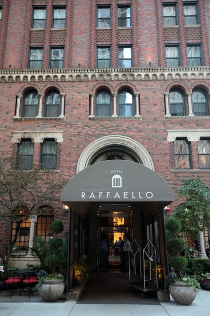 El exterior del hotel Raffaello Hotel Chicago, el hotel en el que Mikey Welsh fue encontrado sin vida el 8 de octubre de 2011.
