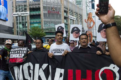 Manifestantes sostienen pancartas con la leyenda "Salven Malasia, arresten al ladrón" durante una protesta en Kuala Lumpur el 14 de abril de 2018. Cientos de manifestantes se reunieron en Kuala Lumpur para pedir el arresto de Jho Low.