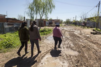 Vecinos de Villa Nueva caminan por las calles del barrio el día después de una fuerte lluvia.