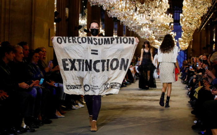 Activistas por el clima irrumpen en el desfile de Louis Vuitton en París | Video
