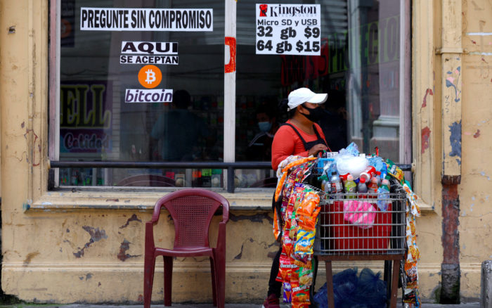 ¿Qué ha pasado con el bitcoin a un mes de su entrada en El Salvador? | Video