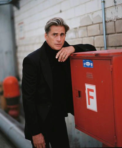 Mark Vanderloo viste chaqueta y pantalón de lana y jersey de cuello
alto, todo de Dolce & Gabbana.