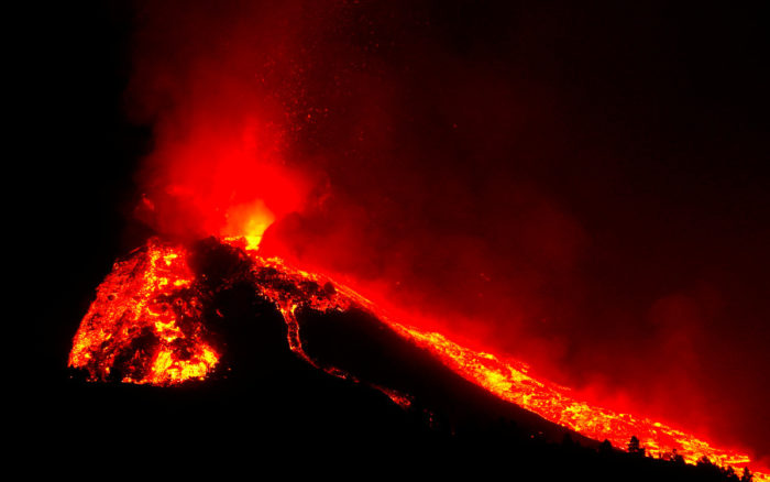 Lava sigue avanzando en La Palma, engulle más casas y terrenos