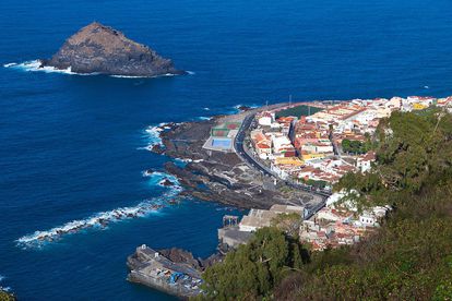 Aspecto actual de Garachico, con las coladas de 1706 que destrozaron el puerto (abajo) y formando piscinas naturales en el litoral.