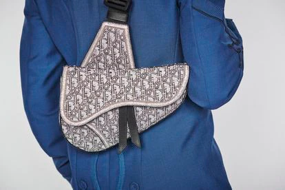 “Creo que son necesarios los desfiles sorprendentes como los de alta costura de Balenciaga o Sacai para Jean Paul Gaultier porque nos devuelven la alegría, que fue lo que hizo Christian Dior en 1946 tras la II Guerra Mundial”, explica Jones. 