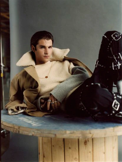 Álvaro Mel. El actor e 'influencer', de 25 años, protagoniza la primera serie de Alejandro Amenábar, 'La Fortuna'. Lleva chaqueta, jersey bicolor y pantalón de algodón con hebillas, todo de Loewe, y joyas propias.