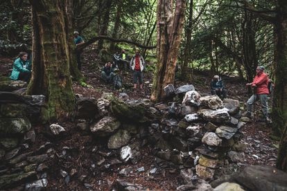 Restos de un "chozo" de guerrilleros en el Teixadal de Casaio.