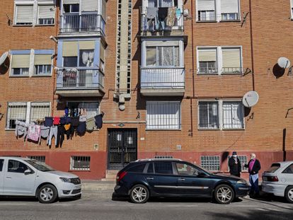 Vecinos hablando delante de unos pisos cercanos a La Nave de Boetticher, en el distrito de Villaverde (Madrid capital).