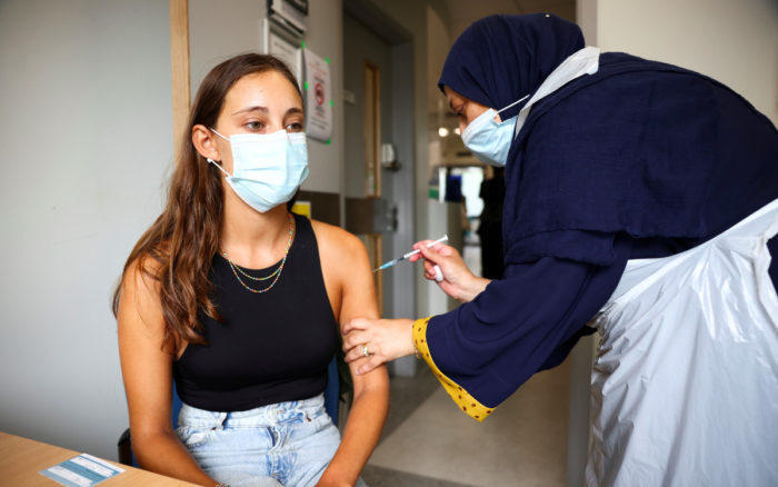 Ministros de Educación y Salud británicos urgen a los padres a que vacunen a sus hijos